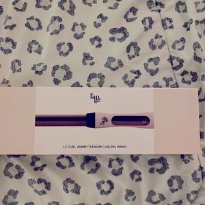 Lange 25mm titanium curling wand…never used! Glove still in unopened package!